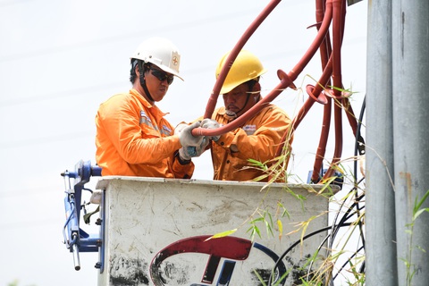 Công nhân Công ty Điện lực Thủ Đức xử lý sự cố đầu cáp trên đường Lê Văn Việt, TP Thủ Đức, TP.HCM - Ảnh: QUANG ĐỊNH Công nhân Công ty Điện lực Thủ Đức xử lý sự cố đầu cáp trên đường Lê Văn Việt, TP Thủ Đức, TP.HCM - Ảnh: QUANG ĐỊNH