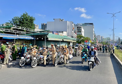 UBND quận 7 (TP.HCM) ra quân xử lý tình trạng lấn chiếm lòng đường, vỉa hè - Ảnh: CHÂU TUẤN UBND quận 7 (TP.HCM) ra quân xử lý tình trạng lấn chiếm lòng đường, vỉa hè - Ảnh: CHÂU TUẤN