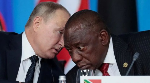 Tổng thống Nam Phi lo sợ chiến tranh nếu bắt ông Putin - Ảnh 1. Tổng thống Nga Vladimir Putin (trái) và Tổng thống Nam Phi Cyril Ramaphosa dự Hội nghị thượng đỉnh Nga - châu Phi ở Sochi, Nga vào tháng 10-2019 - Ảnh: REUTERS