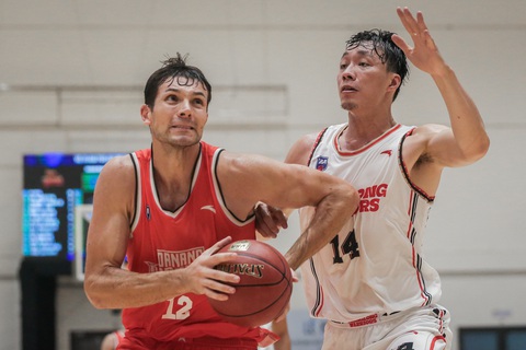 Con đường trắc trở của ngoại binh Ukraine duy nhất tại VBA 2023 - Ảnh 3. Yevgen Sakhniuk (trái) trong màu áo Danang Dragons tại VBA 2023 - Ảnh: VBA