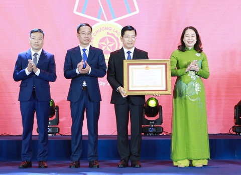 Cục Báo chí nhận Huân chương Lao động hạng Nhì - Ảnh 1. Phó chủ tịch nước Võ Thị Ánh Xuân trao Huân chương Lao động hạng nhì cho Cục Báo chí - Ảnh: T.HÀ