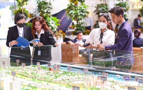 Nhân viên tư vấn dự án cho khách hàng thông qua sàn giao dịch bất động sản (TP.HCM) - Ảnh: QUANG ĐỊNH Nhân viên tư vấn dự án cho khách hàng thông qua sàn giao dịch bất động sản (TP.HCM) - Ảnh: QUANG ĐỊNH