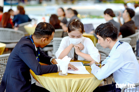 Nhân viên tư vấn dự án cho khách hàng thông qua sàn giao dịch bất động sản (TP.HCM) - Ảnh: QUANG ĐỊNH Nhân viên tư vấn dự án cho khách hàng thông qua sàn giao dịch bất động sản (TP.HCM) - Ảnh: QUANG ĐỊNH