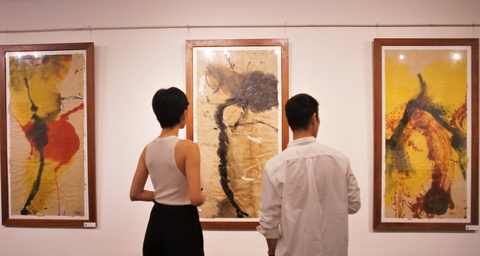 Trước tranh, số đông người Việt đến giờ vẫn hay hỏi vẽ cái gì vậy? - Ảnh 1. Trước tranh, số đông người Việt đến giờ vẫn hay hỏi vẽ cái gì vậy? - Ảnh 1.