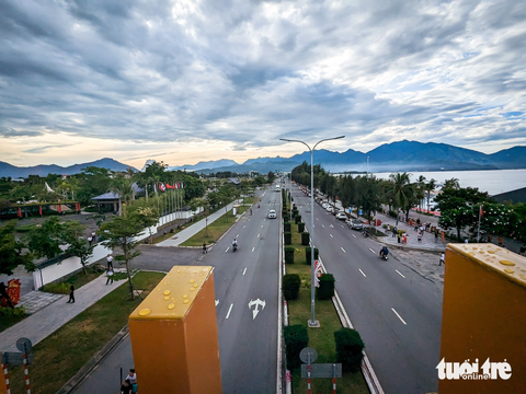 Cầu đi bộ ngắm cảnh tuyệt đẹp ven biển Đà Nẵng hoạt động - Ảnh 5. Cầu đi bộ ngắm cảnh tuyệt đẹp ven biển Đà Nẵng hoạt động - Ảnh 5.