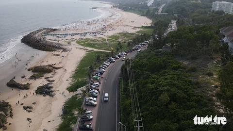 Hễ cuối tuần, du lịch Phan Thiết - Mũi Né “cháy phòng” - Ảnh 2. Xe cộ tấp nập trên các con đường trung tâm du lịch TP Phan Thiết, Bình Thuận - Ảnh: ĐỨC TRONG