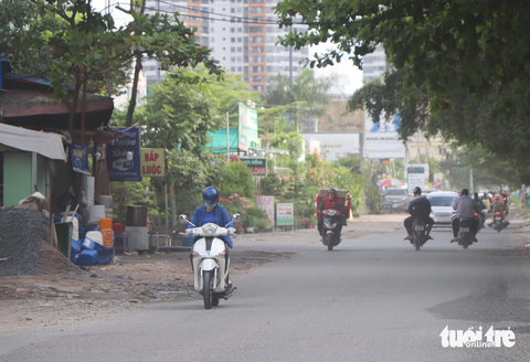 Đường Nguyễn Hoàng: Giặm vá xong lại nát - Ảnh 7. Đường Nguyễn Hoàng: Giặm vá xong lại nát - Ảnh 7.