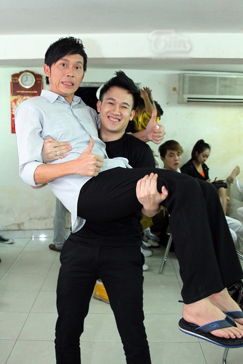 Hoài Linh hóa thân khác lạ, xuất hiện bên Dương Triệu Vũ - Ảnh 4. Hoài Linh hóa thân khác lạ, xuất hiện bên Dương Triệu Vũ - Ảnh 4.