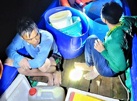 Cứu sống 5 người gặp nạn trên vùng biển Kiên Giang - Ảnh 1. Cứu sống 5 người gặp nạn trên vùng biển Kiên Giang - Ảnh 1.