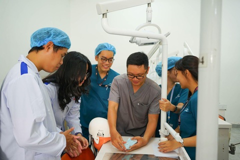 Học sinh THPT trải nghiệm một ngày làm sinh viên ĐH Quốc tế Hồng Bàng - Ảnh 2. Học sinh THPT trải nghiệm một ngày làm sinh viên ĐH Quốc tế Hồng Bàng - Ảnh 2.