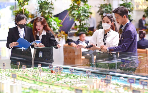 Nhân viên tư vấn dự án cho khách hàng thông qua sàn giao dịch bất động sản (TP.HCM) - Ảnh: QUANG ĐỊNH Nhân viên tư vấn dự án cho khách hàng thông qua sàn giao dịch bất động sản (TP.HCM) - Ảnh: QUANG ĐỊNH
