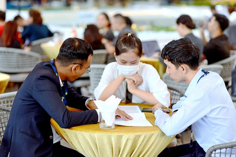 Nhân viên tư vấn dự án cho khách hàng thông qua sàn giao dịch bất động sản (TP.HCM) - Ảnh: QUANG ĐỊNH Nhân viên tư vấn dự án cho khách hàng thông qua sàn giao dịch bất động sản (TP.HCM) - Ảnh: QUANG ĐỊNH