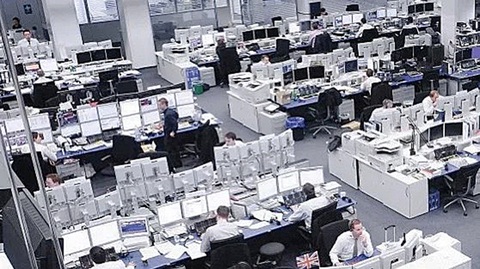 Sàn giao dịch đầu tư của Ngân hàng Deutsch Bank (Đức) tại Frankfurt - Ảnh: Wonge Bergmann Sàn giao dịch đầu tư của Ngân hàng Deutsch Bank (Đức) tại Frankfurt - Ảnh: Wonge Bergmann