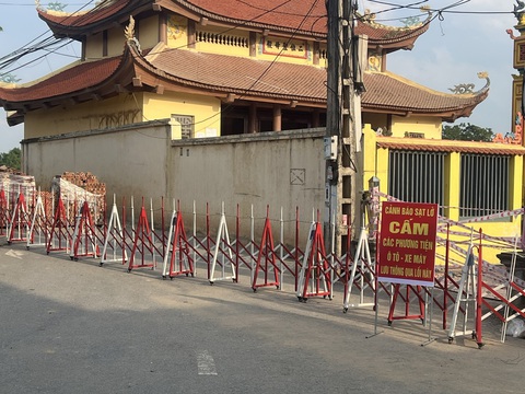 Bờ kè vừa thi công xong sạt lở, một ngôi đền sẽ bị nuốt chửng? - Ảnh 4. Bờ kè vừa thi công xong sạt lở, một ngôi đền sẽ bị nuốt chửng? - Ảnh 4.