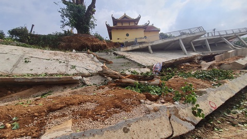 Bờ kè vừa thi công xong sạt lở, một ngôi đền sẽ bị nuốt chửng? - Ảnh 1. Bờ kè vừa thi công xong sạt lở, một ngôi đền sẽ bị nuốt chửng? - Ảnh 1.