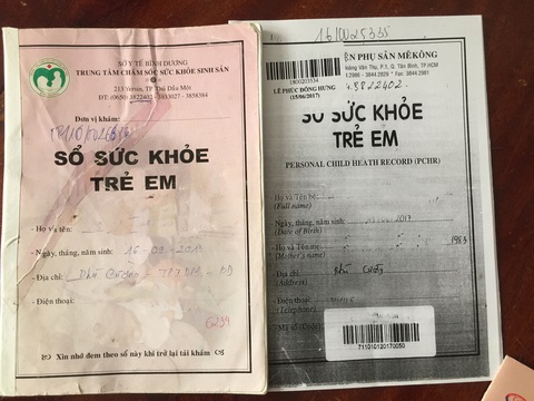 Tiêm ngừa vắc xin góp phần nhẹ gánh y tế cho xã hội - Ảnh 1. Ảnh chụp sổ tiêm ngừa 2 bé con tác giả bài viết