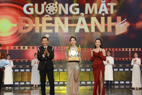 Lê Thu đăng quang Gương mặt điện ảnh 2023 - Ảnh 3. Lê Thu đăng quang Gương mặt điện ảnh 2023 - Ảnh 3.