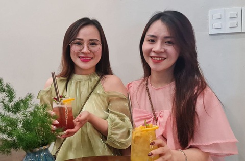 Đôi bạn Ngọc Thương và Thu Minh thường giải khuây cuối tuần với không gian quán mới bên những ly trà được pha chế sáng tạo - Ảnh: CÔNG TRIỆU Đôi bạn Ngọc Thương và Thu Minh thường giải khuây cuối tuần với không gian quán mới bên những ly trà được pha chế sáng tạo - Ảnh: CÔNG TRIỆU