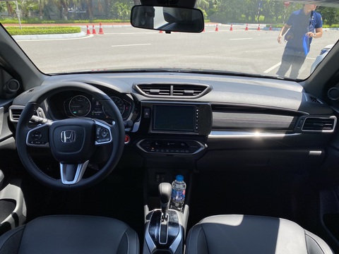 Tin tức giá xe: Honda BR-V mới ra mắt đã giảm giá, đe dọa xe bán chạy Xpander - Ảnh 3. Ở bên trong, nội thất Honda BR-V có một số điểm tương tự CR-V như vô lăng và màn hình đặt thấp dưới cửa gió điều hòa. Một số trang bị tiện nghi đáng chú ý trên bản cao cấp (bản L) có ghế bọc da, màn hình cảm ứng 7 inch hỗ trợ Apple CarPlay/Android Auto, âm thanh 6 loa, đề nổ nút bấm, đề nổ từ xa, điều hòa tự động. Xe vẫn dùng phanh tay dạng cơ. Bản G thấp hơn chỉ có ghế nỉ và điều hòa chỉnh tay, không có đề nổ xe từ xa -