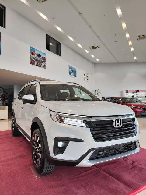 Tin tức giá xe: Honda BR-V mới ra mắt đã giảm giá, đe dọa xe bán chạy Xpander - Ảnh 4. Động cơ Honda BR-V giống City, máy 1.5L hút khí tự nhiên, công suất 119 mã lực và mô men xoắn 145 Nm, kết hợp số tự động vô cấp và dẫn động cầu trước. Mức tiêu hao nhiên liệu được hãng công bố là 6,4 lít/100km đường hỗn hợp và 5,6 lít/100km đường trường