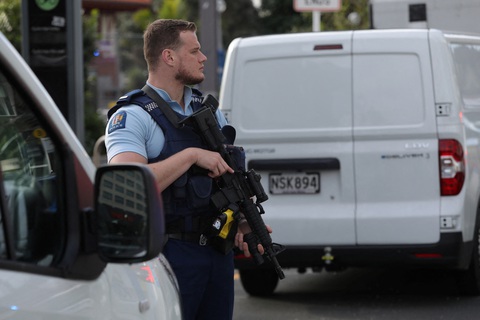 Một sĩ quan cảnh sát đứng gác sau vụ nổ súng ở Auckland, New Zealand vào ngày 20-7 - Ảnh: REUTERS Một sĩ quan cảnh sát đứng gác sau vụ xả súng ở Auckland, New Zealand vào ngày 20-7 - Ảnh: REUTERS