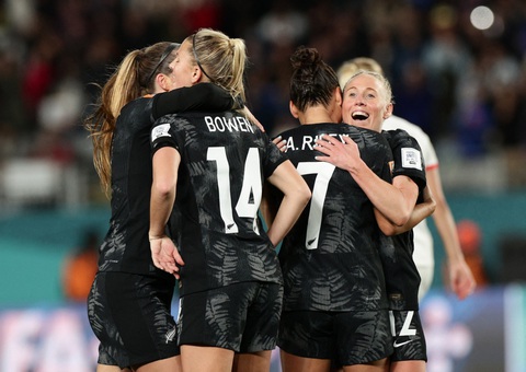 New Zealand đánh bại Na Uy ở trận khai mạc World Cup nữ 2023 - Ảnh 1. Niềm vui của các cầu thủ nữ New Zealand sau chiến thắng trước tuyển nữ Na Uy ở trận ra quân World Cup nữ 2023- Ảnh: REUTERS