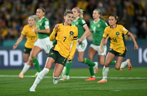 Chủ nhà Úc thắng sát nút Ireland ở trận ra quân World Cup nữ 2023 - Ảnh 1. Niềm vui của Steph Catley sau khi ghi bàn giúp tuyển nữ Úc đánh bại CH Ireland ở trận ra quân bảng B World Cup 2023 - Ảnh: REUTERS