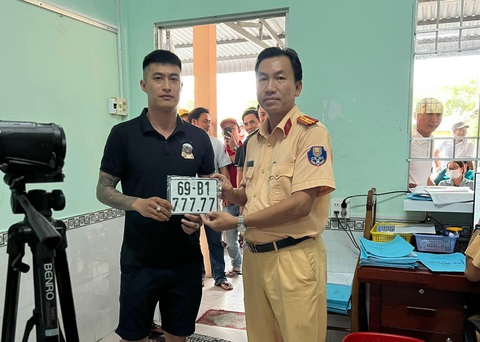 Sang tên xe máy, bấm được biển số 777.77 - Ảnh 1. Anh X. rất vui mừng vì may mắn bấm được biển số đẹp - Ảnh: THANH HUYỀN