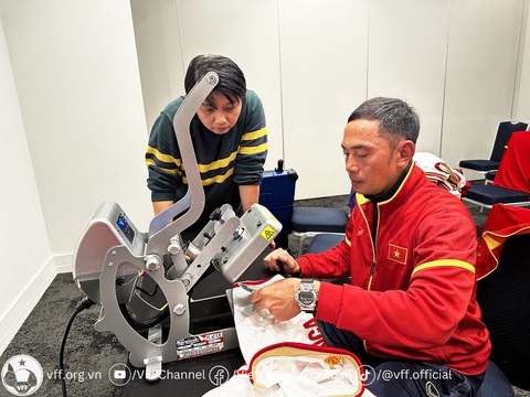 Tuyển nữ Việt Nam được nhắc nhở cẩn thận sau vụ xả súng trước World Cup 2023 - Ảnh 2. Ban huấn luyện tiến hành ép tên World Cup nữ 2023 lên áo thi đấu - Ảnh: VFF