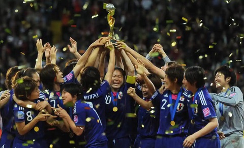 Từng vô địch World Cup, bóng đá nữ Nhật vẫn khó được công nhận tại quê nhà - Ảnh 1. Đội tuyển nữ Nhật Bản vô địch World Cup năm 2011 - Ảnh: AFP