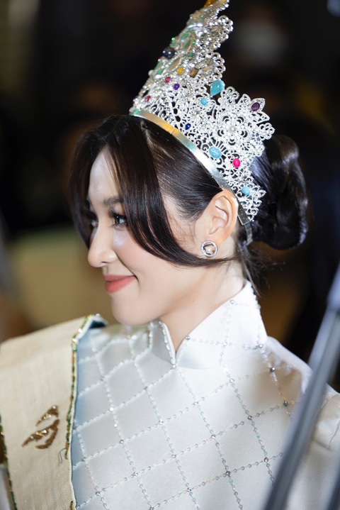 Miss Earth 2022 - Mina Sue Choi duyên dáng catwalk cùng áo dài - Ảnh 5. Mina Sue Choi xinh đẹp trong trang phục áo dài