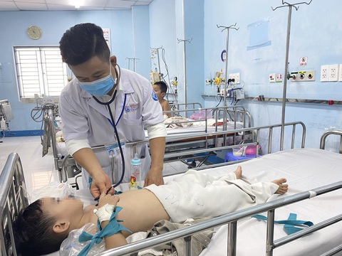 Bác sĩ CKII Dư Tuấn Quy - trưởng khoa nhiễm - thần kinh, Bệnh viện Nhi đồng 1 (TP.HCM) - thăm khám một bệnh nhi mắc tay chân miệng độ 3 vào sáng 18-7 - Ảnh: X.M. Bác sĩ Dư Tuấn Quy - trưởng khoa nhiễm - thần kinh, Bệnh viện Nhi đồng 1 (TP.HCM) - thăm khám một bệnh nhi mắc tay chân miệng độ 3 vào sáng 18-7 - Ảnh: X.M.