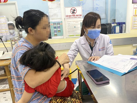 Bác sĩ tái khám một bệnh nhi 23 tháng tuổi mắc tay chân miệng có biểu hiện giật mình chới với, sốt cao tại Bệnh viện Nhi đồng 1 - Ảnh: X.M. Bác sĩ tái khám một bệnh nhi 23 tháng tuổi mắc tay chân miệng có biểu hiện giật mình chới với, sốt cao tại Bệnh viện Nhi đồng 1 - Ảnh: X.M.