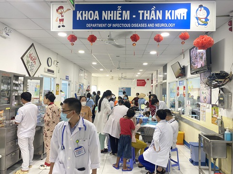 Khoa nhiễm - thần kinh Bệnh viện Nhi đồng 1 (TP.HCM) ngày 18-7 có nhiều trẻ mắc tay chân miệng chờ bác sĩ khám - Ảnh: X.M. Khoa nhiễm - thần kinh Bệnh viện Nhi đồng 1 (TP.HCM) ngày 18-7 có nhiều trẻ mắc tay chân miệng chờ bác sĩ khám - Ảnh: X.M.