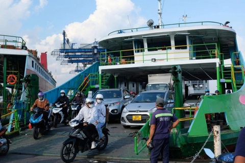 TP.HCM đề nghị Đồng Nai thống nhất thời gian xây cầu Cát Lái - Ảnh 1. Phà Cát Lái nối TP.HCM và Đồng Nai - Ảnh: QUANG ĐỊNH