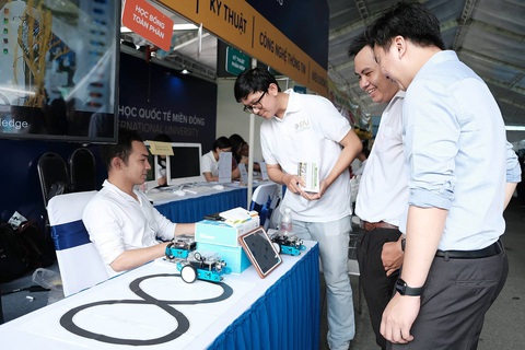 Ngày hội lựa chọn nguyện vọng xét tuyển đại học: Có gì đặc sắc từ hơn 300 gian tư vấn? - Ảnh 1. Các gian tư vấn của các trường đại học sôi động trong Ngày hội tư vấn xét tuyển đại học, cao đẳng của báo Tuổi Trẻ - Ảnh: MAI THƯƠNG