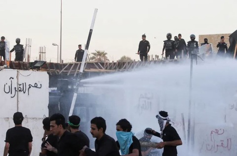 Người biểu tình Iraq trèo tường, phóng hỏa đại sứ quán Thụy Điển - Ảnh 2. Lực lượng an ninh triển khai vòi rồng khi người biểu tình tụ tập gần Đại sứ quán Thụy Điển ở Baghdad, Iraq sau vụ đột nhập sáng 20-7 - Ảnh: REUTERS