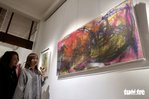 Tranh lụa 3 lớp của Hươngcolor tại triển lãm "Chạng vạng" - Ảnh: T.T.D. Tranh lụa ba lớp của Hươngcolor tại triển lãm "Chạng vạng" - Ảnh: T.T.D.