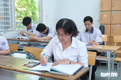 Cụ bà 64 tuổi đậu tốt nghiệp THPT - Ảnh 1. Bà Ngô Thị Kim Chi trong tiết ôn tập trước kỳ thi THPT. Bà đã đậu tốt nghiệp THPT với tổng 31,55 điểm - Ảnh: NGỌC PHƯỢNG