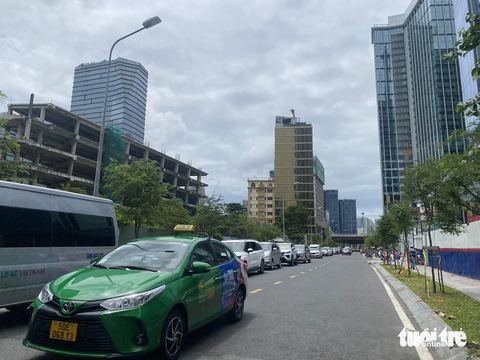 TP.HCM làm 4 nhà xe cao tầng từ nghị quyết 98 - Ảnh 1. Khu vực trung tâm TP.HCM thiếu bãi đỗ xe trầm trọng, ô tô đỗ tràn lan trên đường cản trở giao thông - Ảnh: THU DUNG