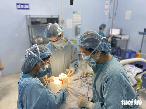 Vì sao các bệnh viện tư nhân thẩm mỹ, răng hàm mặt ở TP.HCM có điểm chất lượng thấp nhất? - Ảnh 3. Phẫu thuật trẻ bị hở môi, hàm ếch tại Bệnh viện Nhi đồng 1 (TP.HCM). Bệnh viện này đã vươn lên đứng thứ 2 trong bảng xếp hạng điểm chất lượng các bệnh viện năm 2022 với 4,69 điểm (theo thang điểm 5) - Ảnh: XUÂN MAI