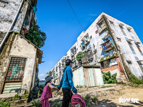 Nơm nớp lo chung cư thấm dột, cây bén rễ mọc trên tường - Ảnh 1. Chung cư Hòa Minh tại quận Liên Chiểu, TP Đà Nẵng, xuống cấp nặng sau hơn 20 năm sử dụng - Ảnh: TẤN LỰC