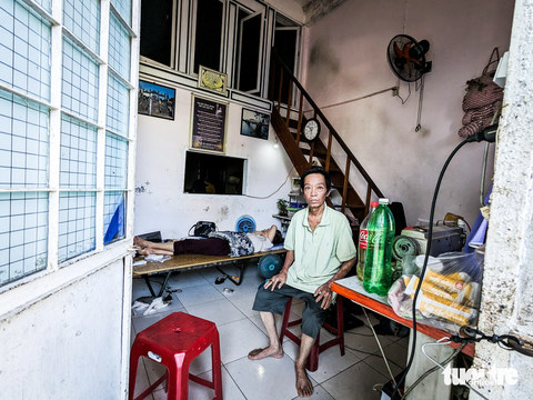 Nơm nớp lo chung cư thấm dột, cây bén rễ mọc trên tường - Ảnh 7. Nơi sinh sống của gia đình gồm 6 người của ông Lê Hữu Đức (54 tuổi), nhà K208 - Ảnh: TẤN LỰC