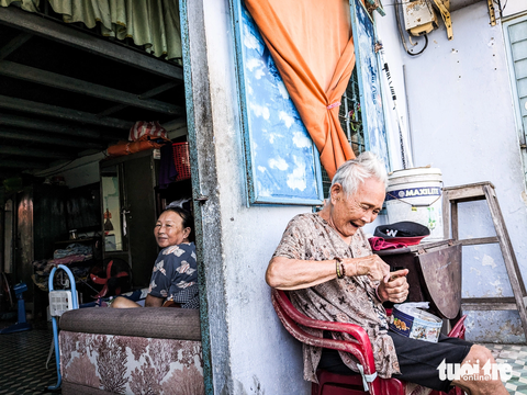 Nơm nớp lo chung cư thấm dột, cây bén rễ mọc trên tường - Ảnh 9. Gia đình cụ Ngô Thị Sen (phải, 92 tuổi), gồm 10 người lớn và trẻ em sinh sống trong căn hộ hơn 30m2 - Ảnh: TẤN LỰC
