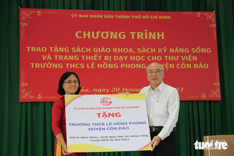 Đoàn lãnh đạo TP.HCM trao quà, thiết bị học tập tại Côn Đảo - Ảnh 1. Trưởng Ban Tuyên giáo Thành ủy TP.HCM Phan Nguyễn Như Khuê trao bảng biểu trưng các phần quà cho Trường THCS Lê Hồng Phong - Ảnh: CẨM NƯƠNG