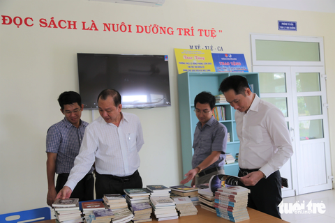 Đoàn lãnh đạo TP.HCM trao quà, thiết bị học tập tại Côn Đảo - Ảnh 2. Cán bộ Sở Văn hóa và Thể thao TP.HCM tham quan thư viện Trường THCS Lê Hồng Phong - Ảnh: CẨM NƯƠNG