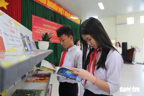 Đoàn lãnh đạo TP.HCM trao quà, thiết bị học tập tại Côn Đảo - Ảnh 3. Trường THCS Lê Hồng Phong hiện đang giảng dạy cho hơn 600 học sinh, nhu cầu đọc sách của các em rất cần được quan tâm - Ảnh: CẨM NƯƠNG