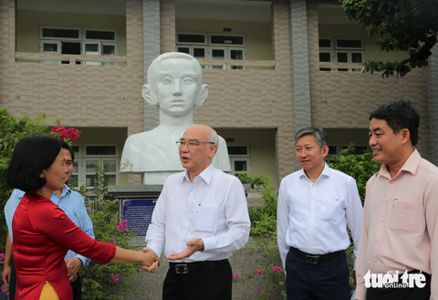 Đoàn lãnh đạo TP.HCM trao quà, thiết bị học tập tại Côn Đảo - Ảnh 4. Cô Vương Mỹ Lan (hiệu trưởng nhà trường) xúc động cảm ơn sự quan tâm và món quà ý nghĩa mà TP.HCM dành tặng cho nhà trường - Ảnh: CẨM NƯƠNG