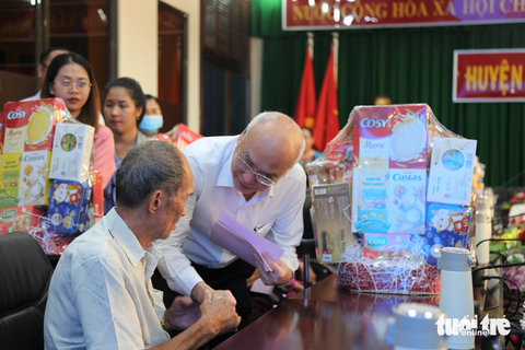 Đoàn lãnh đạo TP.HCM trao quà, thiết bị học tập tại Côn Đảo - Ảnh 5. Trưởng Ban Tuyên giáo Thành ủy TP.HCM Phan Nguyễn Như Khuê tặng quà cho người có công và thân nhân người có công với cách mạng tại huyện Côn Đảo - Ảnh: CẨM NƯƠNG