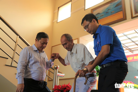 Đoàn lãnh đạo TP.HCM trao quà, thiết bị học tập tại Côn Đảo - Ảnh 6. Phó chủ tịch UBND TP.HCM Dương Anh Đức (trái) cùng Phó bí thư Thành đoàn TP.HCM Trương Minh Tước Nguyên hỗ trợ người cao tuổi có công với cách mạng đến dự buổi gặp mặt - Ảnh: CẨM NƯƠNG